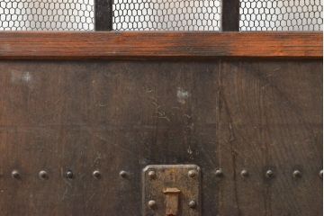 アンティーク建具　総欅(ケヤキ)材　和の貫禄を漂わせる金網入り格子蔵戸1枚(きつね格子、狐格子、玄関戸、引き戸、建具、格子戸、マス目、升目)(R-059223)