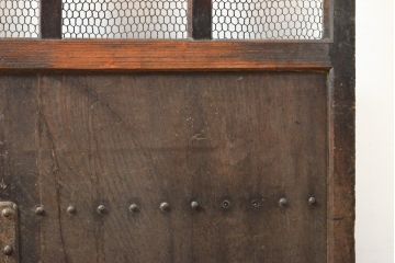 アンティーク建具　総欅(ケヤキ)材　和の貫禄を漂わせる金網入り格子蔵戸1枚(きつね格子、狐格子、玄関戸、引き戸、建具、格子戸、マス目、升目)(R-059223)