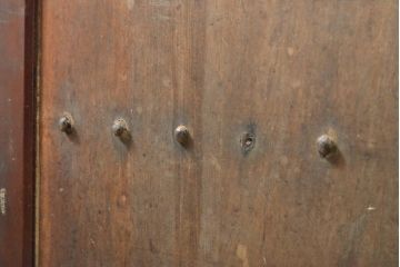アンティーク建具　総欅(ケヤキ)材　和の貫禄を漂わせる金網入り格子蔵戸1枚(きつね格子、狐格子、玄関戸、引き戸、建具、格子戸、マス目、升目)(R-059223)