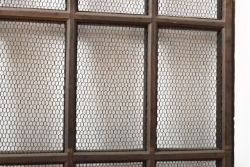 アンティーク建具　総欅(ケヤキ)材　和の貫禄を漂わせる金網入り格子蔵戸1枚(きつね格子、狐格子、玄関戸、引き戸、建具、格子戸、マス目、升目)(R-059223)