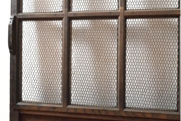 アンティーク建具　総欅(ケヤキ)材　和の貫禄を漂わせる金網入り格子蔵戸1枚(きつね格子、狐格子、玄関戸、引き戸、建具、格子戸、マス目、升目)(R-059223)