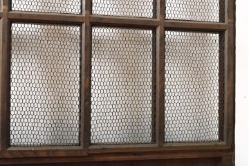 アンティーク建具　総欅(ケヤキ)材　和の貫禄を漂わせる金網入り格子蔵戸1枚(きつね格子、狐格子、玄関戸、引き戸、建具、格子戸、マス目、升目)(R-059223)