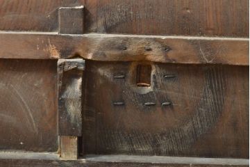 アンティーク建具　総欅(ケヤキ)材　和の貫禄を漂わせる金網入り格子蔵戸1枚(きつね格子、狐格子、玄関戸、引き戸、建具、格子戸、マス目、升目)(R-059223)