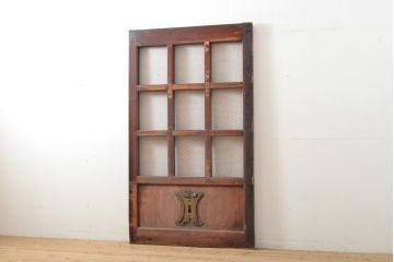 アンティーク建具　赤みがかった木色と大きな金具が目を引く格子蔵戸1枚(きつね格子、狐格子、玄関戸、引き戸、建具、格子戸、マス目、升目)(R-059224)