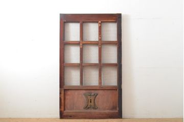 アンティーク建具　赤みがかった木色と大きな金具が目を引く格子蔵戸1枚(きつね格子、狐格子、玄関戸、引き戸、建具、格子戸、マス目、升目)(R-059224)