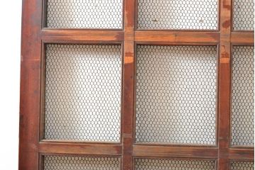 アンティーク建具　赤みがかった木色と大きな金具が目を引く格子蔵戸1枚(きつね格子、狐格子、玄関戸、引き戸、建具、格子戸、マス目、升目)(R-059224)