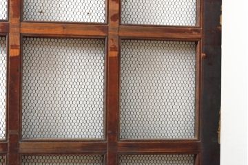アンティーク建具　赤みがかった木色と大きな金具が目を引く格子蔵戸1枚(きつね格子、狐格子、玄関戸、引き戸、建具、格子戸、マス目、升目)(R-059224)
