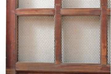 アンティーク建具　赤みがかった木色と大きな金具が目を引く格子蔵戸1枚(きつね格子、狐格子、玄関戸、引き戸、建具、格子戸、マス目、升目)(R-059224)