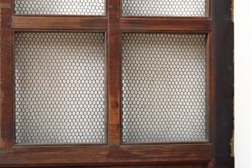 アンティーク建具　赤みがかった木色と大きな金具が目を引く格子蔵戸1枚(きつね格子、狐格子、玄関戸、引き戸、建具、格子戸、マス目、升目)(R-059224)