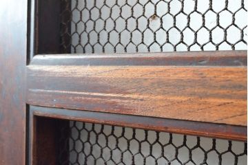 アンティーク建具　赤みがかった木色と大きな金具が目を引く格子蔵戸1枚(きつね格子、狐格子、玄関戸、引き戸、建具、格子戸、マス目、升目)(R-059224)