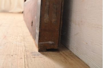 アンティーク建具　赤みがかった木色と大きな金具が目を引く格子蔵戸1枚(きつね格子、狐格子、玄関戸、引き戸、建具、格子戸、マス目、升目)(R-059224)