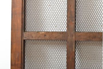 アンティーク建具　赤みがかった木色と大きな金具が目を引く格子蔵戸1枚(きつね格子、狐格子、玄関戸、引き戸、建具、格子戸、マス目、升目)(R-059224)