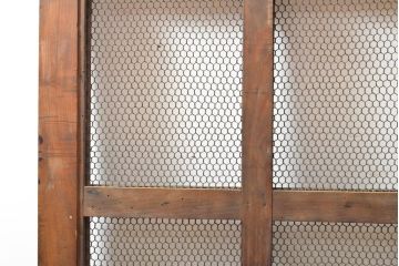 アンティーク建具　赤みがかった木色と大きな金具が目を引く格子蔵戸1枚(きつね格子、狐格子、玄関戸、引き戸、建具、格子戸、マス目、升目)(R-059224)
