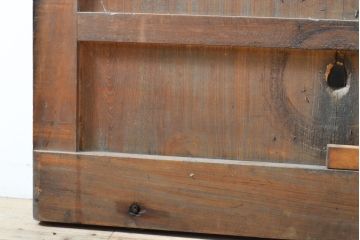 アンティーク建具　赤みがかった木色と大きな金具が目を引く格子蔵戸1枚(きつね格子、狐格子、玄関戸、引き戸、建具、格子戸、マス目、升目)(R-059224)