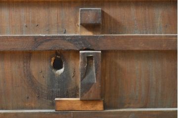 アンティーク建具　赤みがかった木色と大きな金具が目を引く格子蔵戸1枚(きつね格子、狐格子、玄関戸、引き戸、建具、格子戸、マス目、升目)(R-059224)
