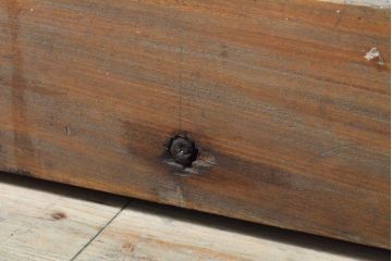 アンティーク建具　赤みがかった木色と大きな金具が目を引く格子蔵戸1枚(きつね格子、狐格子、玄関戸、引き戸、建具、格子戸、マス目、升目)(R-059224)