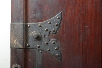 アンティーク建具　総欅(ケヤキ)材　重厚感のある佇まいが魅力の蔵戸1枚(玄関戸、引き戸、建具)(R-059225)