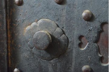 アンティーク建具　総欅(ケヤキ)材　重厚感のある佇まいが魅力の蔵戸1枚(玄関戸、引き戸、建具)(R-059225)