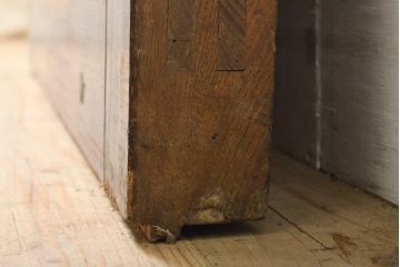 アンティーク建具　総欅(ケヤキ)材　重厚感のある佇まいが魅力の蔵戸1枚(玄関戸、引き戸、建具)(R-059225)