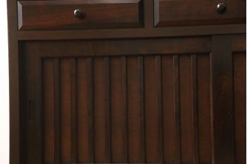 中古　九州民芸家具　カバ材　落ち着いた色合いが大人な雰囲気を醸し出す食器棚(収納棚、戸棚、キャビネット、水屋箪笥)(R-059233)