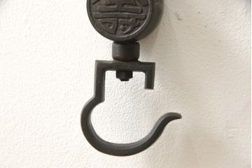 アンティーク雑貨　昭和初期　古民具・骨董　縁起物の鶴と宝船の飾りが魅力的な中通し式自在鉤(じざいかぎ)(R-059243)