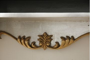 イタリアビンテージ　六本木アピス　ロココ調　シルバーゴールドの装飾がきらびやかな高級コンソールテーブル(定価約80万円)(サイドテーブル、サイドデスク、ヴィンテージ)(R-059245)