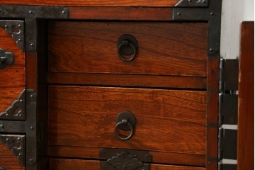 和製アンティーク　前面欅(ケヤキ)材　立派な打ち出し金具　五丁引き　重厚感ある佇まいが魅力的な庄内箪笥　(R-059246)