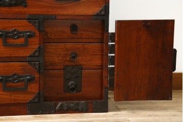 和製アンティーク　前面欅(ケヤキ)材　立派な打ち出し金具　五丁引き　重厚感ある佇まいが魅力的な庄内箪笥　(R-059246)