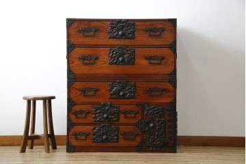 和製アンティーク　前面欅(ケヤキ)材　立派な打ち出し金具　五丁引き　重厚感ある佇まいが魅力的な庄内箪笥　(R-059246)