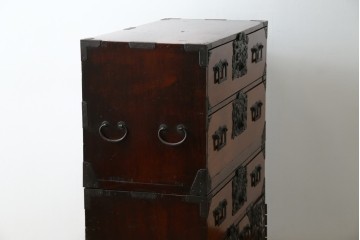 和製アンティーク　前面欅(ケヤキ)材　立派な打ち出し金具　五丁引き　重厚感ある佇まいが魅力的な庄内箪笥　(R-059246)