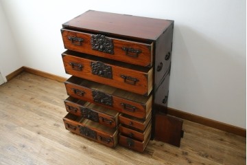 和製アンティーク　前面欅(ケヤキ)材　立派な打ち出し金具　五丁引き　重厚感ある佇まいが魅力的な庄内箪笥　(R-059246)