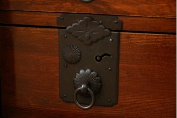 和製アンティーク　前面欅(ケヤキ)材　立派な打ち出し金具　五丁引き　重厚感ある佇まいが魅力的な庄内箪笥　(R-059246)