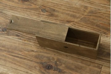 和製アンティーク　前面欅(ケヤキ)材　立派な打ち出し金具　五丁引き　重厚感ある佇まいが魅力的な庄内箪笥　(R-059246)