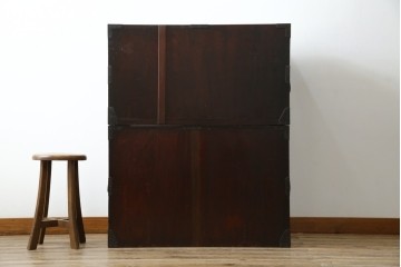 和製アンティーク　前面欅(ケヤキ)材　立派な打ち出し金具　五丁引き　重厚感ある佇まいが魅力的な庄内箪笥　(R-059246)