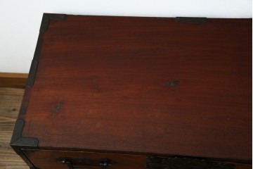 和製アンティーク　前面欅(ケヤキ)材　立派な打ち出し金具　五丁引き　重厚感ある佇まいが魅力的な庄内箪笥　(R-059246)