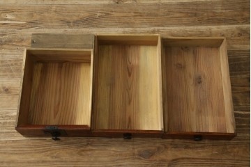 和製アンティーク　前面欅(ケヤキ)材　立派な打ち出し金具　五丁引き　重厚感ある佇まいが魅力的な庄内箪笥　(R-059246)