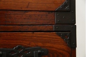 和製アンティーク　前面欅(ケヤキ)材　立派な打ち出し金具　五丁引き　重厚感ある佇まいが魅力的な庄内箪笥　(R-059246)