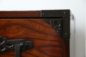 和製アンティーク　前面欅(ケヤキ)材　立派な打ち出し金具　五丁引き　重厚感ある佇まいが魅力的な庄内箪笥　(R-059246)