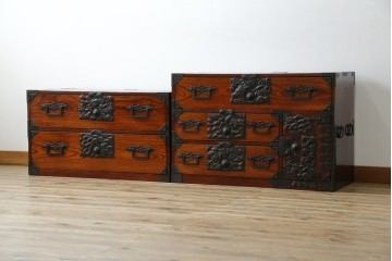 和製アンティーク　前面欅(ケヤキ)材　立派な打ち出し金具　五丁引き　重厚感ある佇まいが魅力的な庄内箪笥　(R-059246)