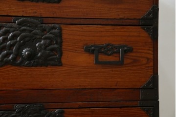 和製アンティーク　前面欅(ケヤキ)材　立派な打ち出し金具　五丁引き　重厚感ある佇まいが魅力的な庄内箪笥　(R-059246)