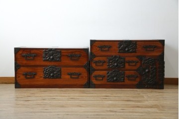 和製アンティーク　前面欅(ケヤキ)材　立派な打ち出し金具　五丁引き　重厚感ある佇まいが魅力的な庄内箪笥　(R-059246)