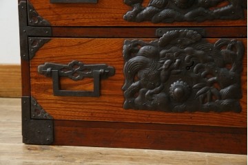 和製アンティーク　前面欅(ケヤキ)材　立派な打ち出し金具　五丁引き　重厚感ある佇まいが魅力的な庄内箪笥　(R-059246)