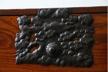 和製アンティーク　前面欅(ケヤキ)材　立派な打ち出し金具　五丁引き　重厚感ある佇まいが魅力的な庄内箪笥　(R-059246)