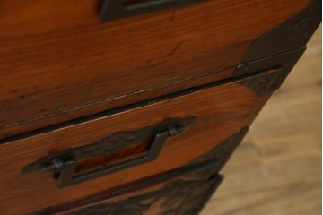 和製アンティーク　前面欅(ケヤキ)材　立派な打ち出し金具　五丁引き　重厚感ある佇まいが魅力的な庄内箪笥　(R-059246)