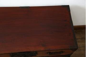 和製アンティーク　前面欅(ケヤキ)材　立派な打ち出し金具　五丁引き　重厚感ある佇まいが魅力的な庄内箪笥　(R-059246)