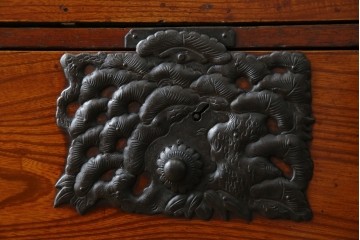 和製アンティーク　前面欅(ケヤキ)材　立派な打ち出し金具　五丁引き　重厚感ある佇まいが魅力的な庄内箪笥　(R-059246)