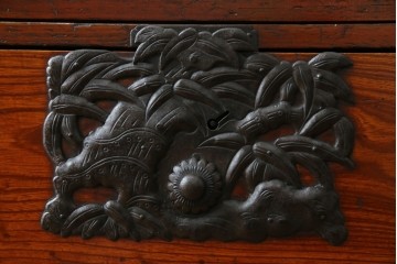 和製アンティーク　前面欅(ケヤキ)材　立派な打ち出し金具　五丁引き　重厚感ある佇まいが魅力的な庄内箪笥　(R-059246)