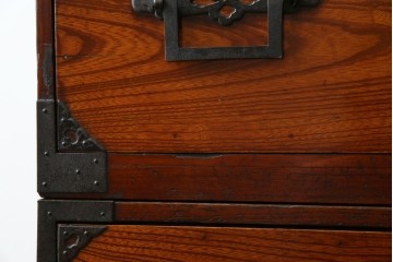 和製アンティーク　前面欅(ケヤキ)材　立派な打ち出し金具　五丁引き　重厚感ある佇まいが魅力的な庄内箪笥　(R-059246)