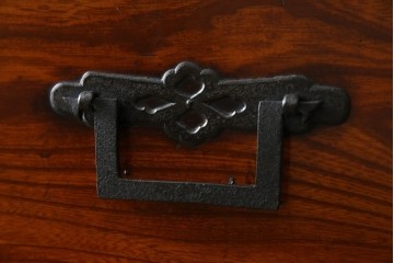 和製アンティーク　前面欅(ケヤキ)材　立派な打ち出し金具　五丁引き　重厚感ある佇まいが魅力的な庄内箪笥　(R-059246)
