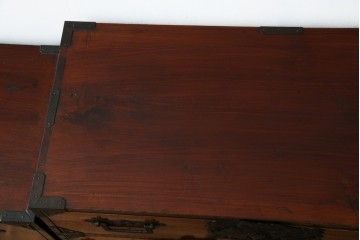 和製アンティーク　前面欅(ケヤキ)材　立派な打ち出し金具　五丁引き　重厚感ある佇まいが魅力的な庄内箪笥　(R-059246)